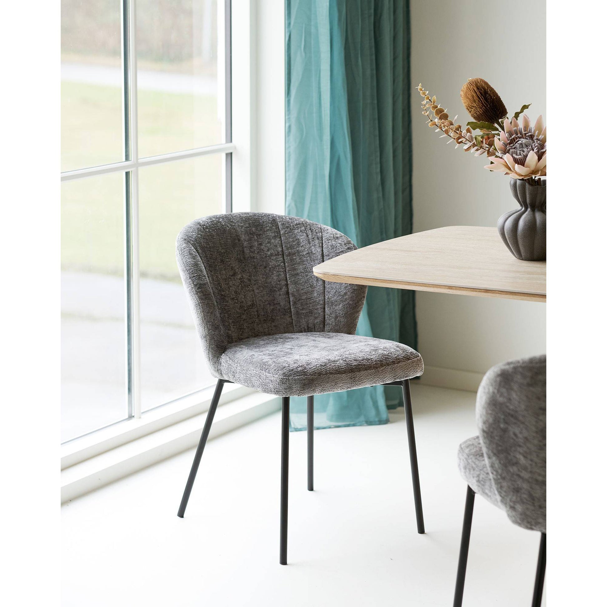 Scaun de dining gri, picioare negre, in living scandinav modern