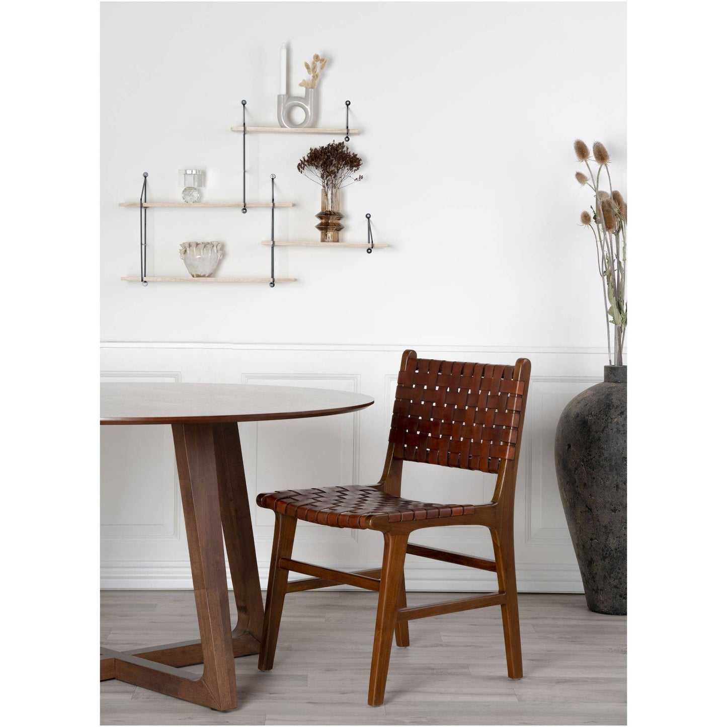 Scaun de dining din piele maro, cu picioare din tec, in living scandinav modern