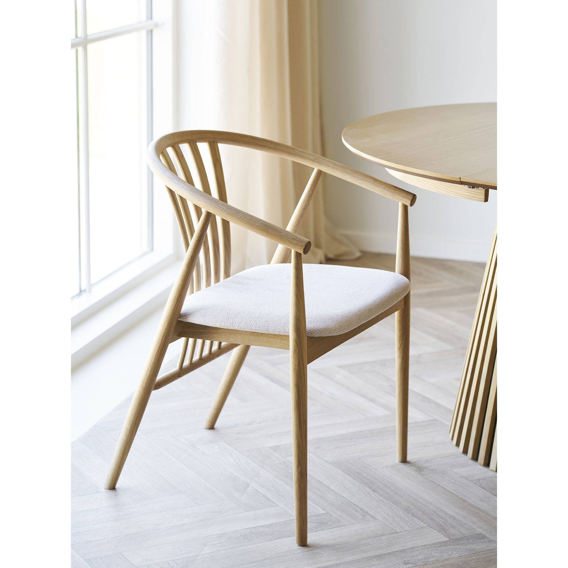 Scaun de dining din lemn de stejar cu sezut textil, natur/nisipiu, in living bej