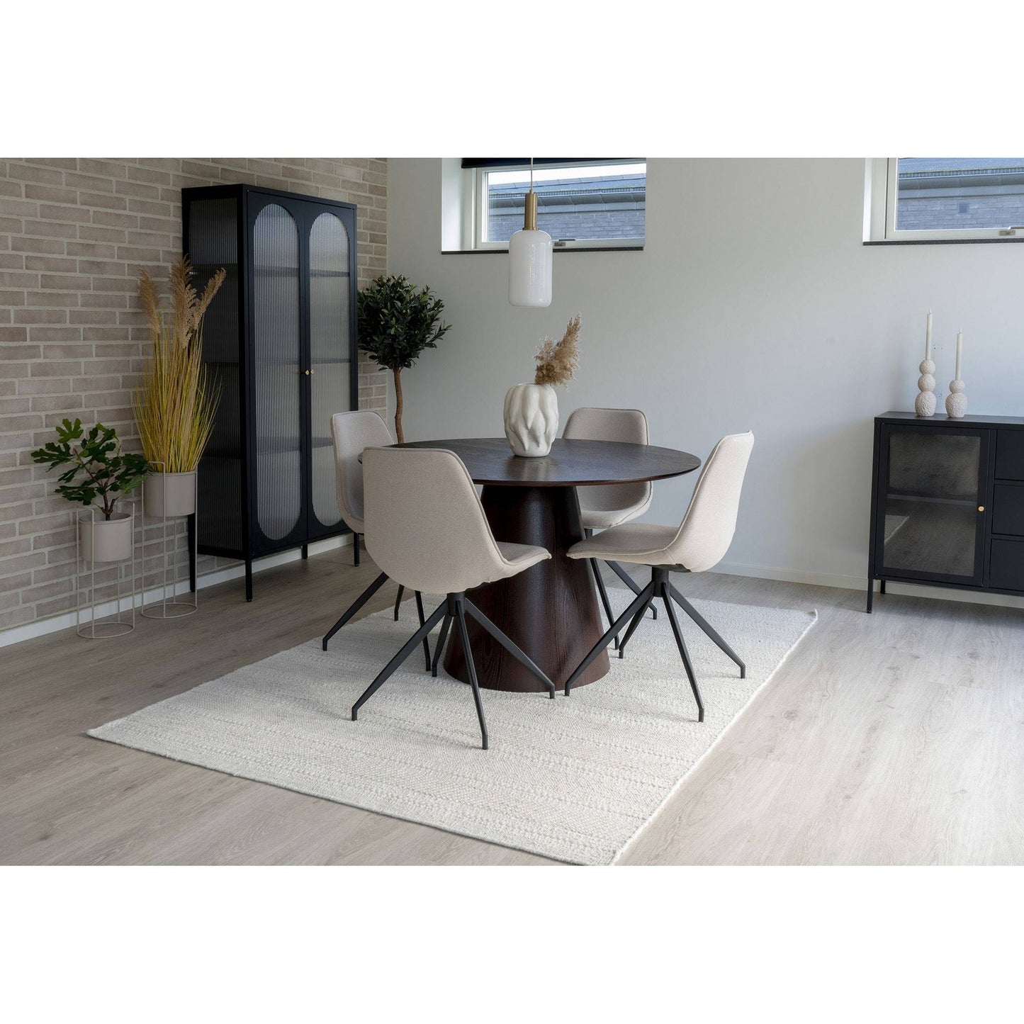 Masa de dining din furnir de nuc, maro inchis, in living scandinav modern