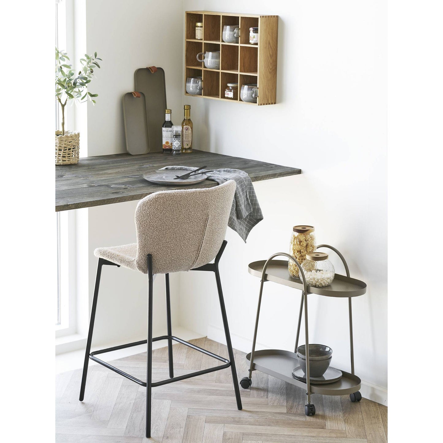 Scaun de bar din material bouclé, bej, cu picioare negre, in living deschis