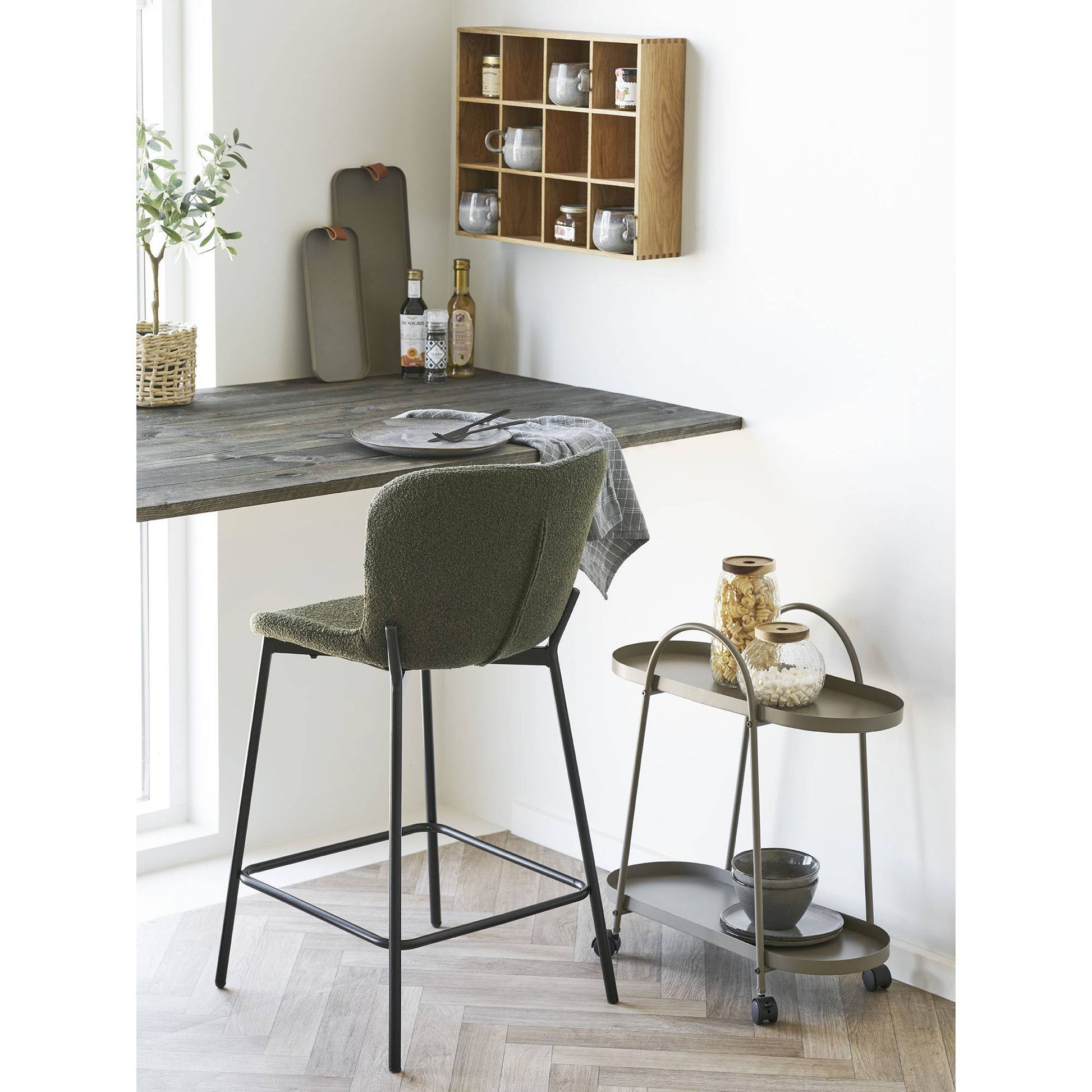 Scaun de bar din material bouclé, verde, cu picioare negre, in living scandinav