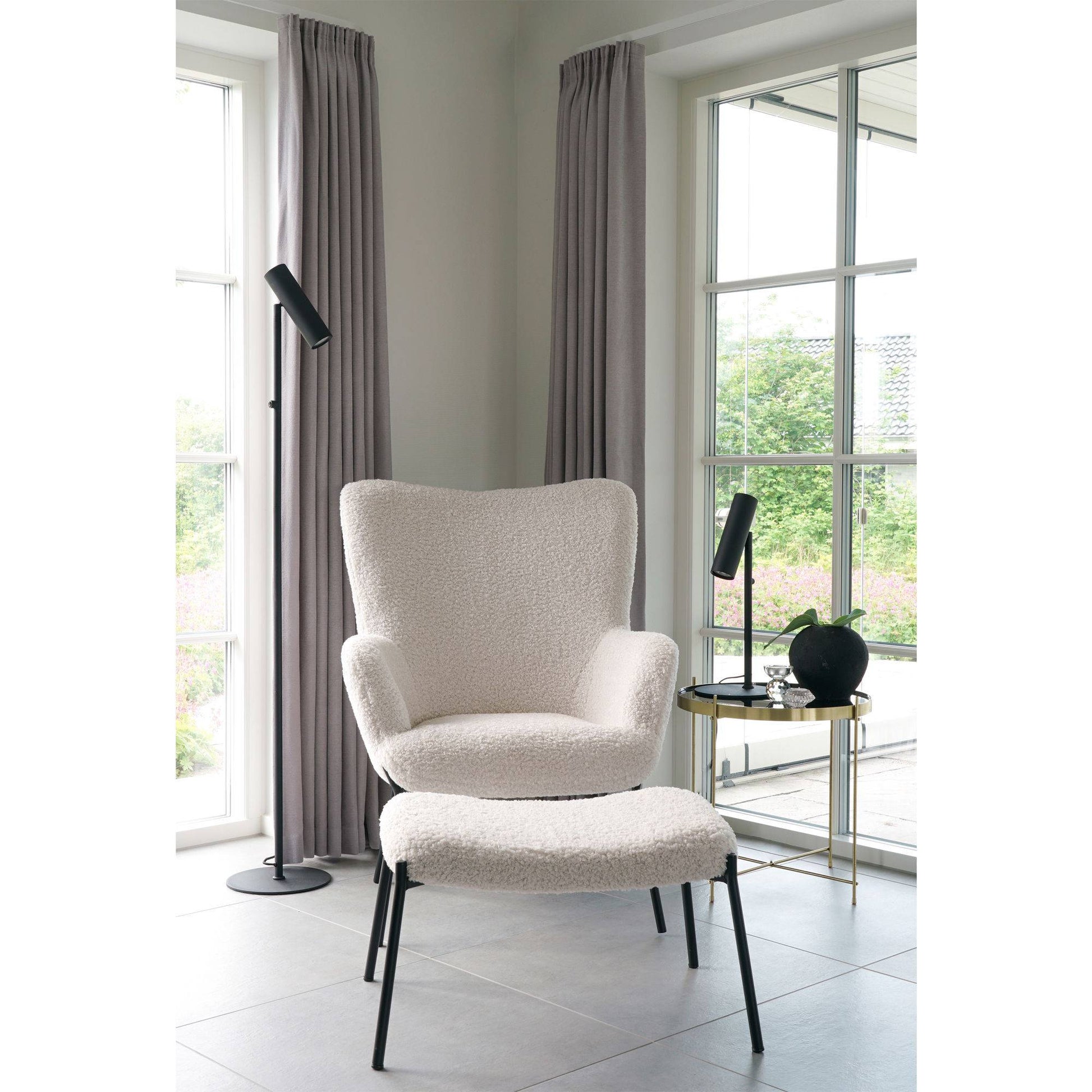 Scaun din blana de miel artificiala, alb, picioare negre, in living scandinav