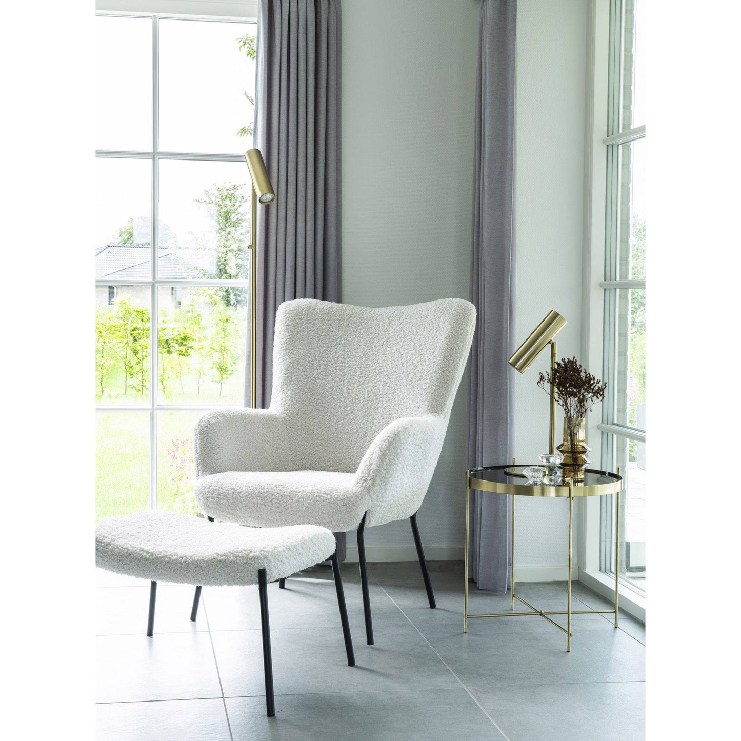 Scaun din blana de miel artificiala, alb, picioare negre, in living scandinav