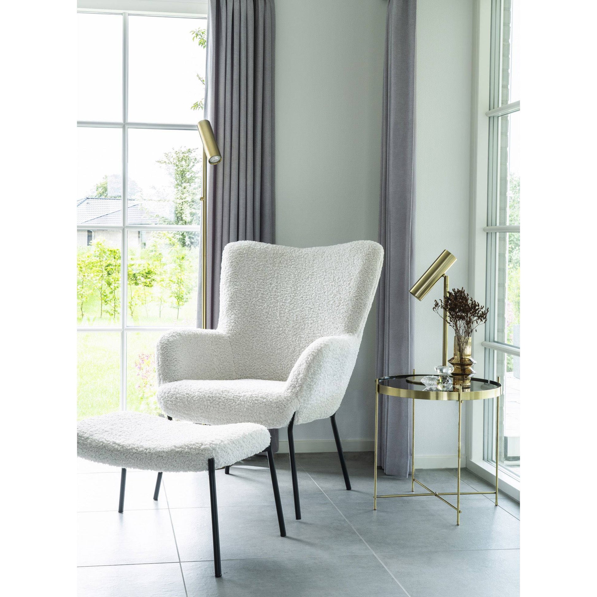 Scaun din blana de miel artificiala, alb, picioare negre, in living scandinav