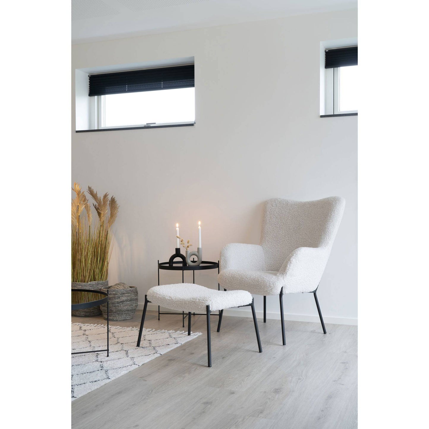 Scaun din blana de miel artificiala, alb, picioare negre, in living scandinav