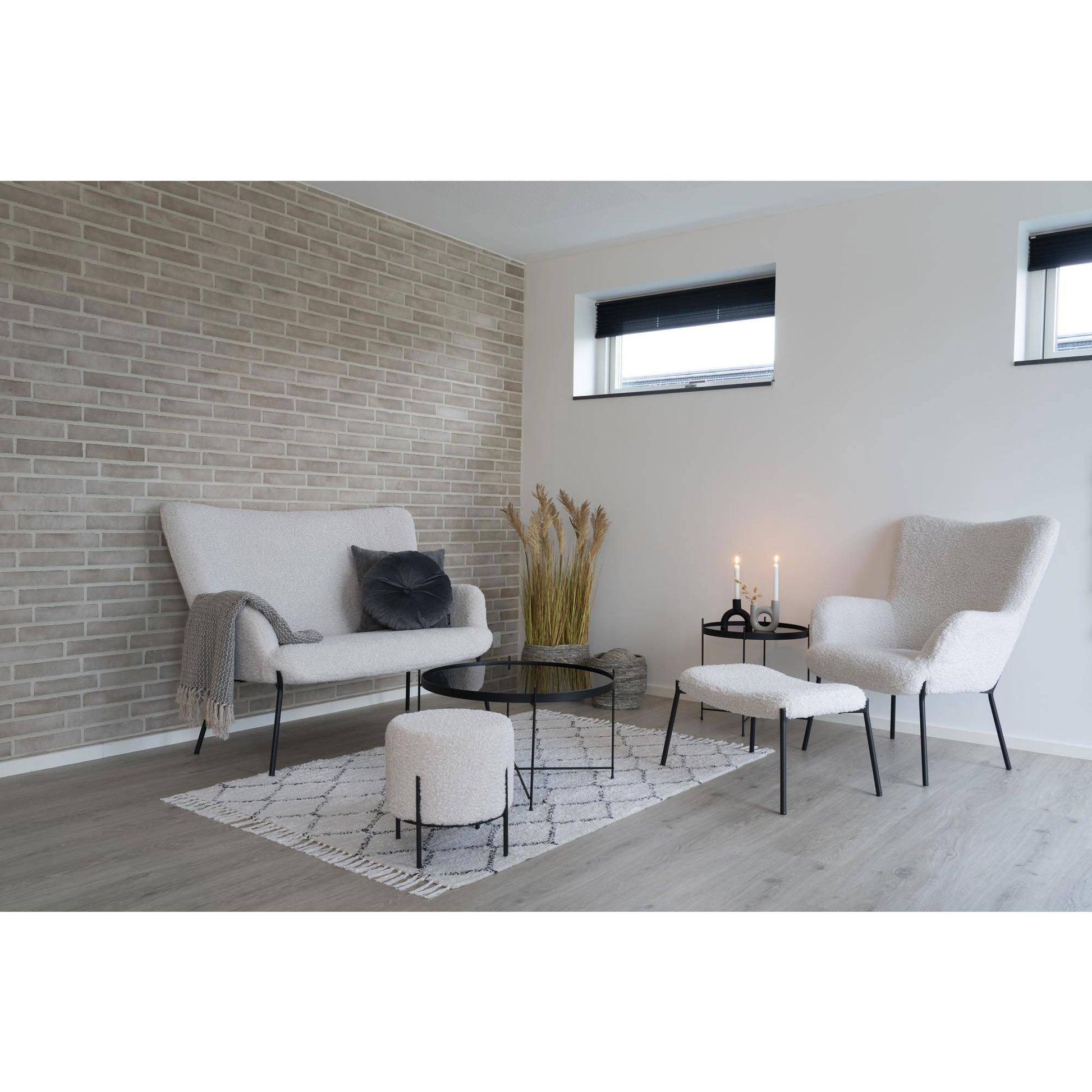 Scaun din blana de miel artificiala, alb, picioare negre, in living scandinav
