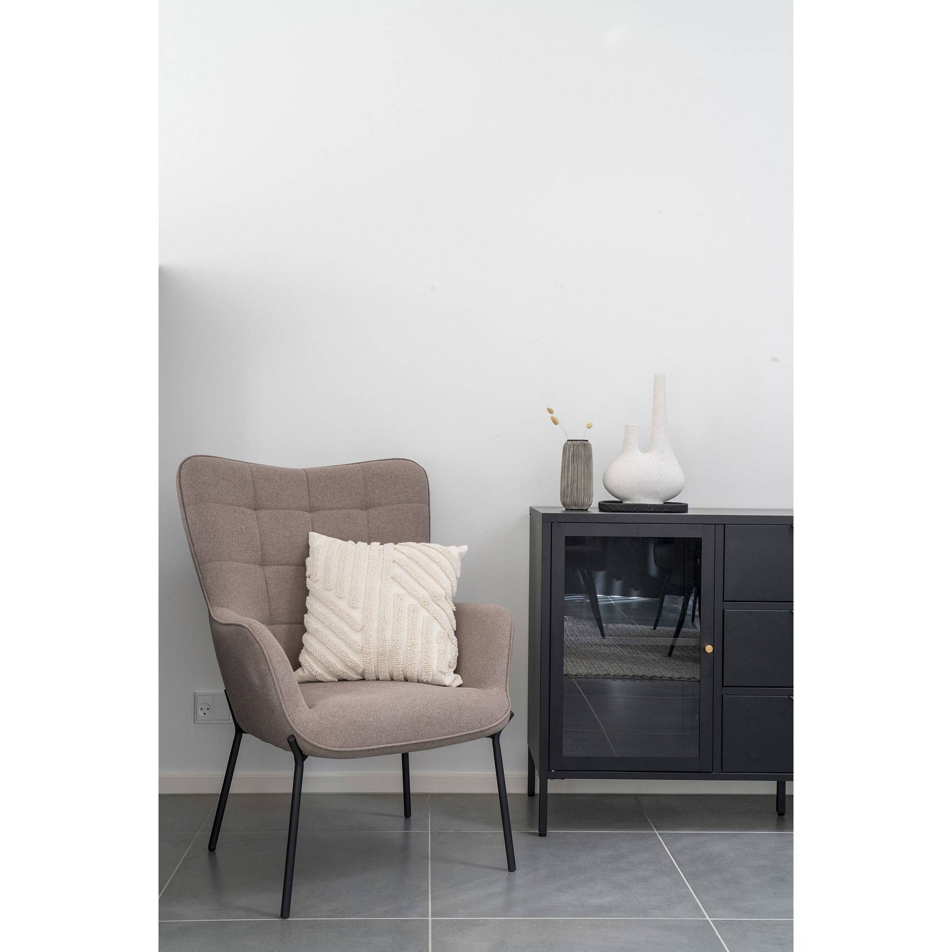 Scaun de culoare gri piatra, cu picioare negre, in living 