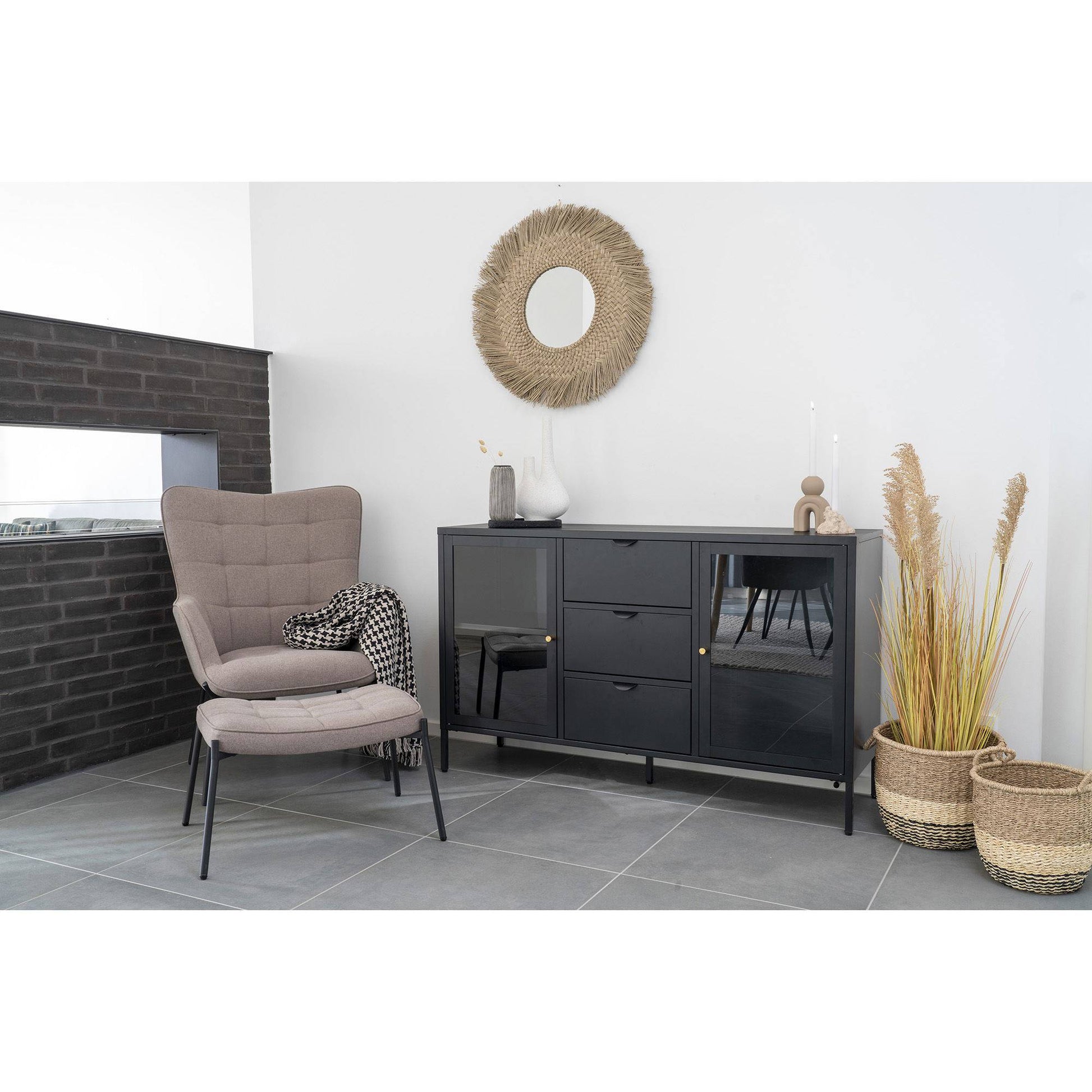Scaun de culoare gri piatra, cu picioare negre, in living 