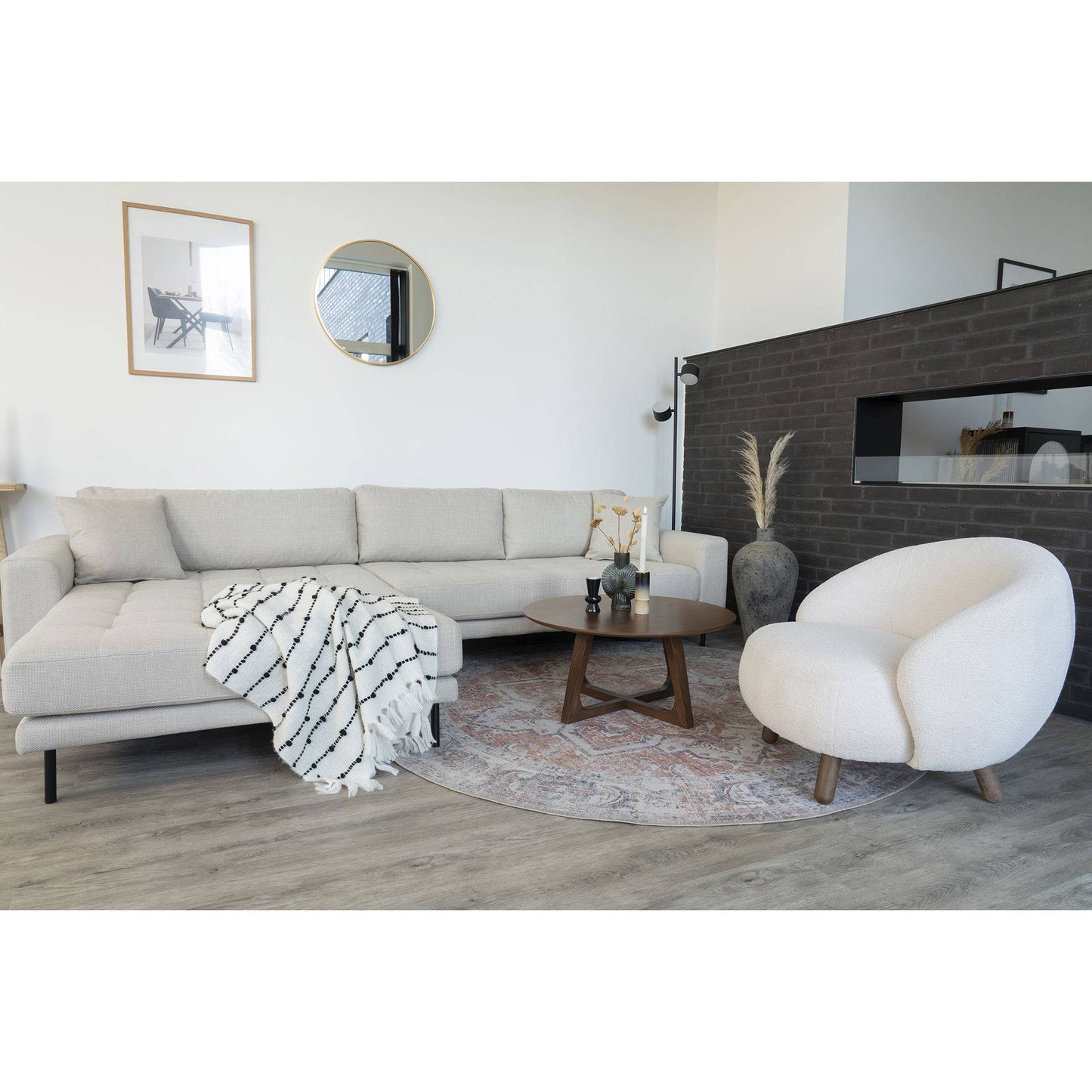  Fotoliu din blana de miel artificiala, alb cu picioare cu aspect de nuc, in living scandinav