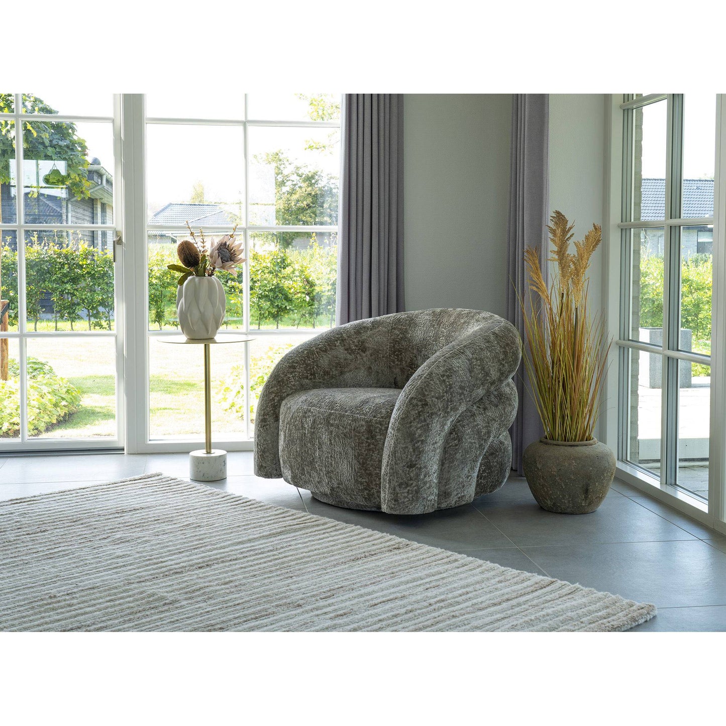 Fotoliu rotativ natur, in decor scandinav modern