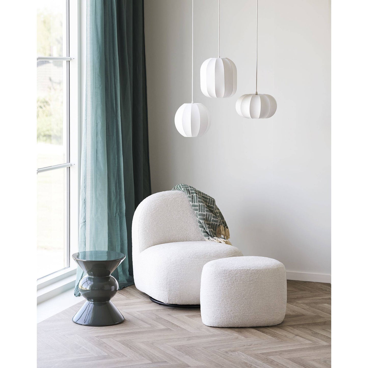  Set fotoliu si taburet, alb inchis, in living scandinav
