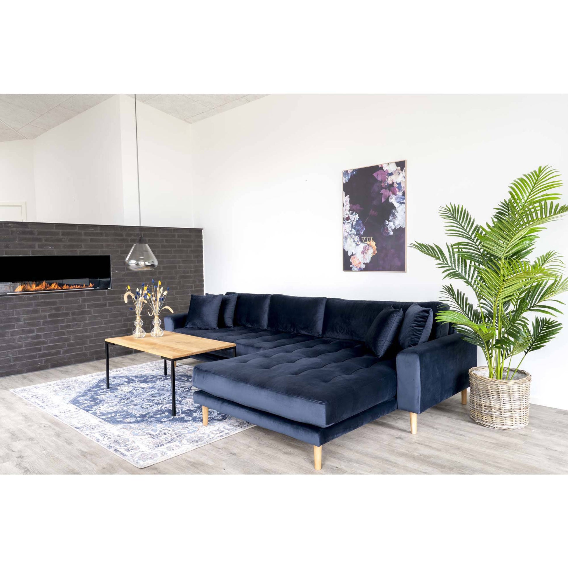 Canapea lounge cu orientare dreapta, albastru inchis , din catifea, cu 4 perne si picioare din lemn natur