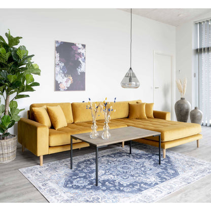 Canapea lounge cu orientare spre dreapta, galben mustar, din catifea, cu 4 perne si picioare din lemn natur, in living