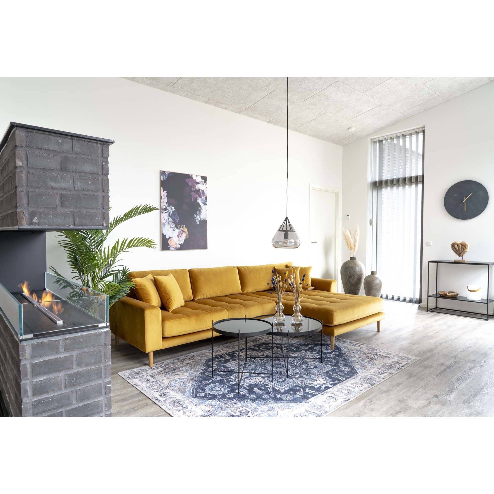Canapea lounge cu orientare spre dreapta, galben mustar, din catifea, cu 4 perne si picioare din lemn natur