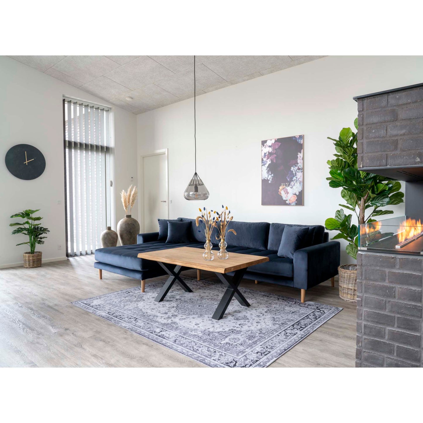 Canapea lounge cu orientare stanga, albastru inchis, din catifea, cu 4 perne si picioare din lemn natur, in living