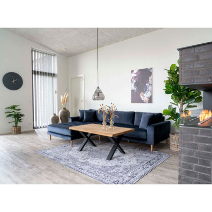 Canapea lounge cu orientare stanga, albastru inchis, din catifea, cu 4 perne si picioare din lemn natur, in living