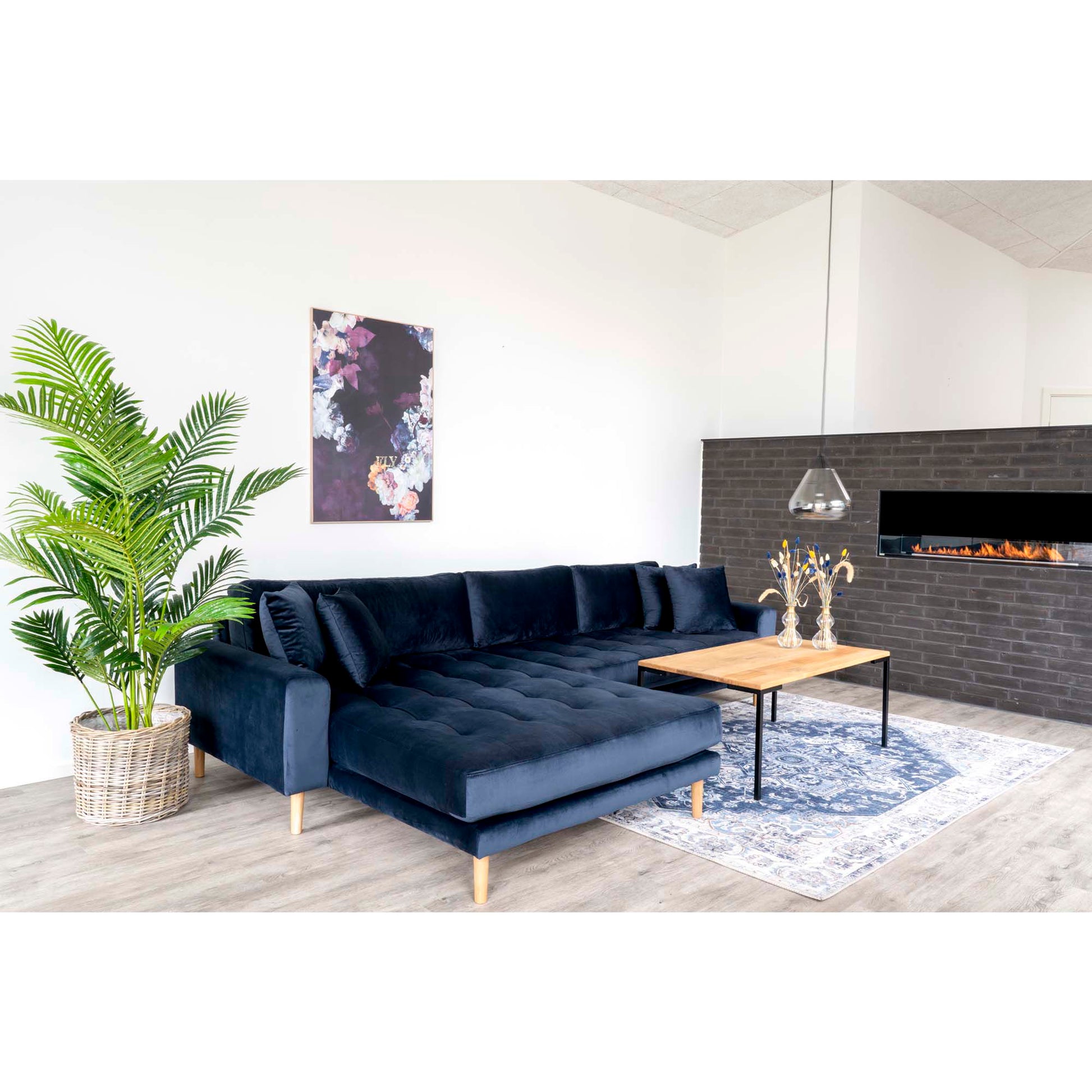 Canapea lounge cu orientare stanga, albastru inchis, din catifea, cu 4 perne si picioare din lemn natur, in living