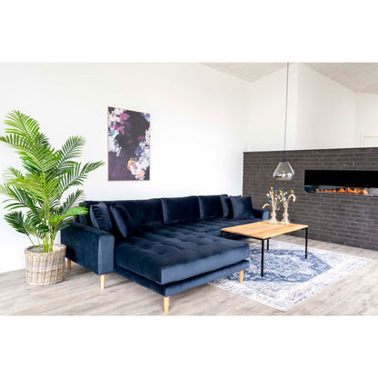 Canapea lounge cu orientare stanga, albastru inchis, din catifea, cu 4 perne si picioare din lemn natur, in living