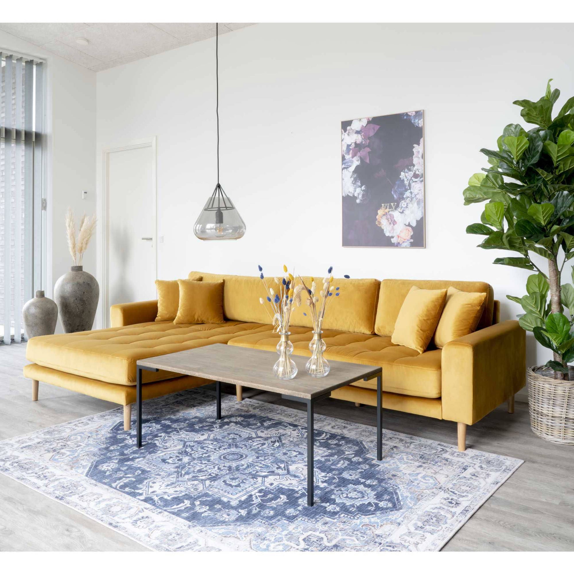 Canapea lounge cu orientare stanga, galben mustar , din catifea, cu 4 perne si picioare din lemn natur, in living
