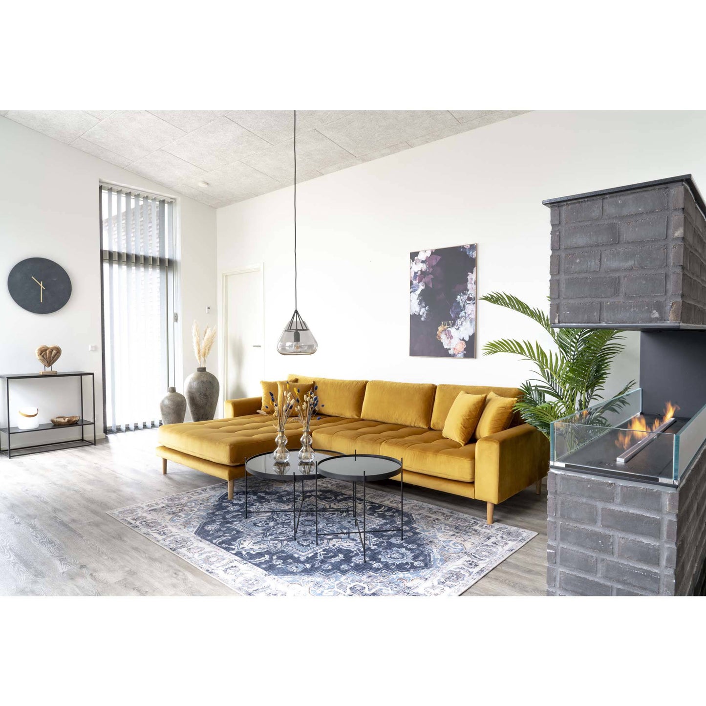 Canapea lounge cu orientare stanga, galben mustar , din catifea, cu 4 perne si picioare din lemn natur, in living