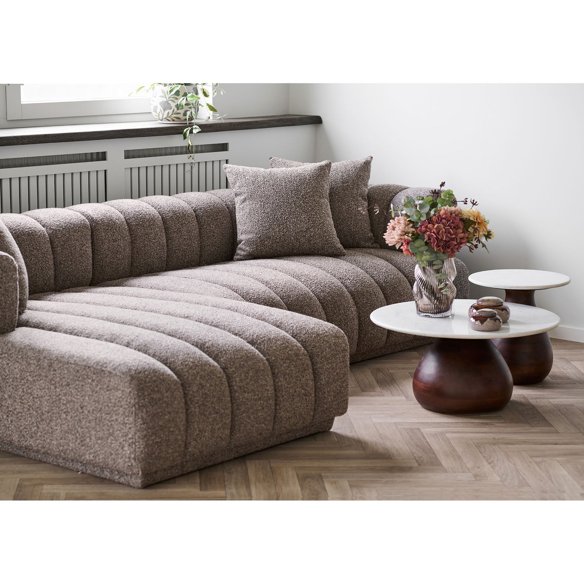 Canapea lounge cu 3 perne, orientare stanga, maro, in living