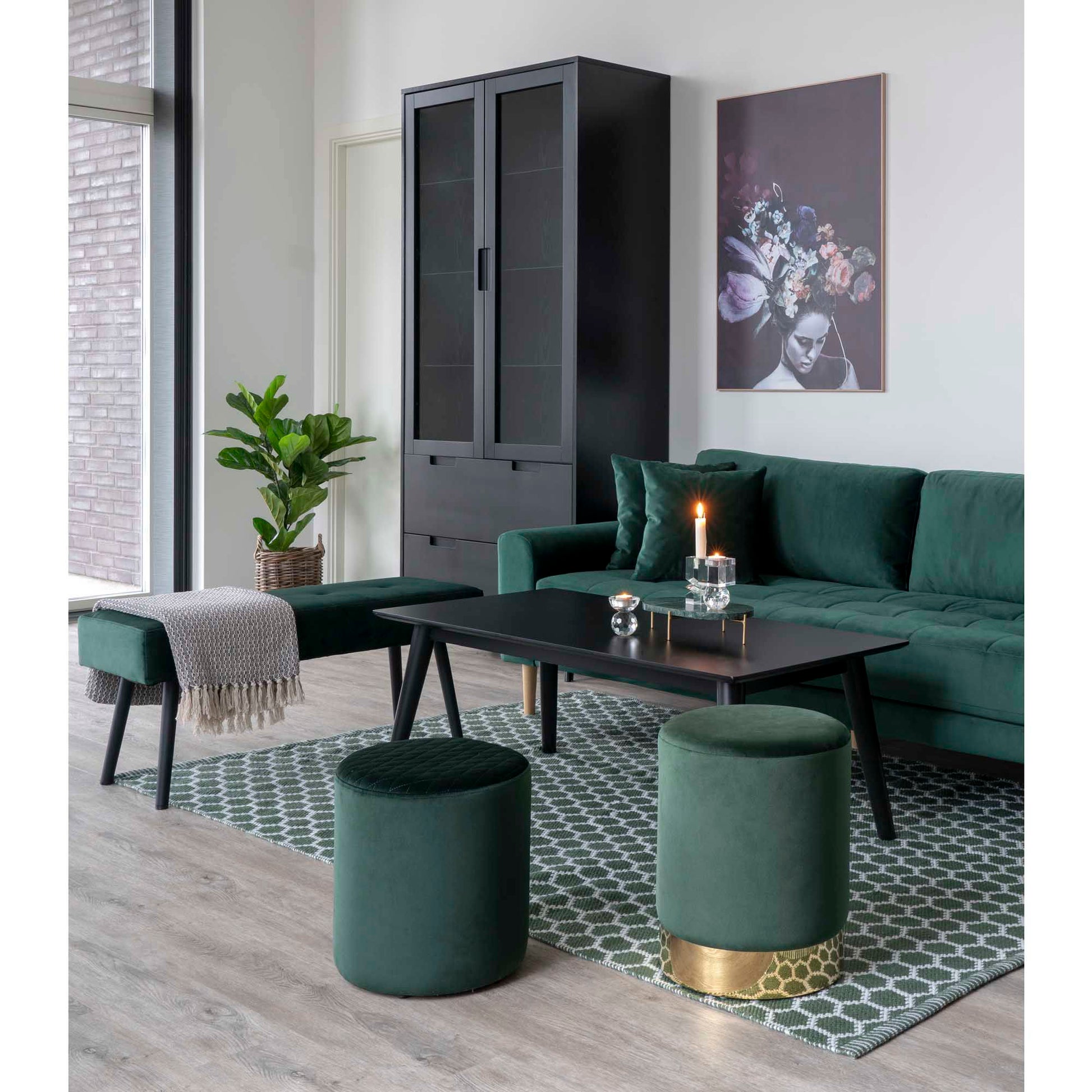 Coltar 2.5 locuri, verde inchis , din catifea, cu 2 perne si picioare din lemn natur, in living scandinav