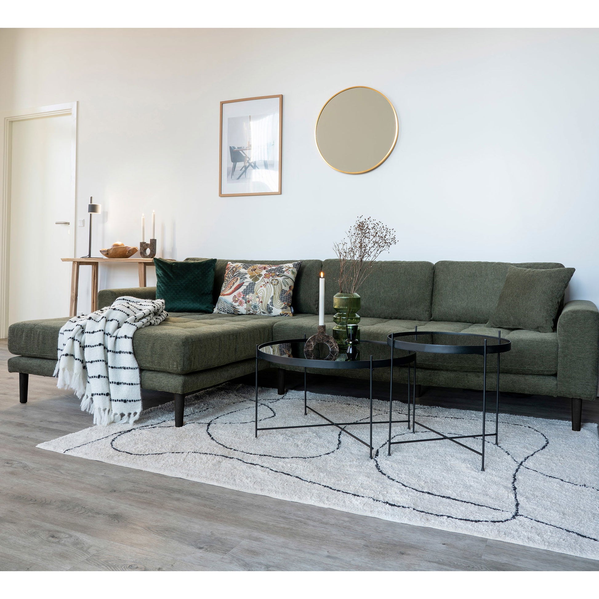 Canapea lounge, orientare stanga, culoare verde masliniu, cu 4 perne si picioare din lemn negru, in living
