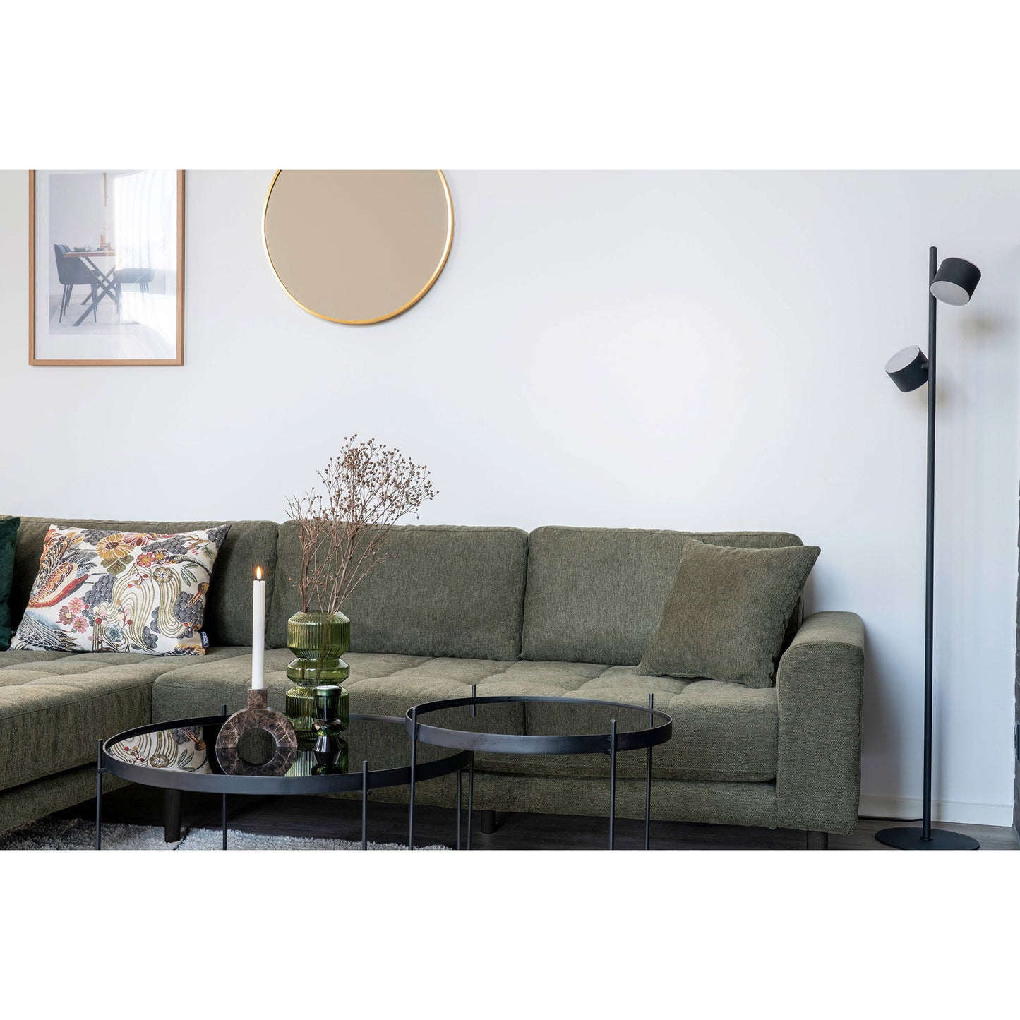 Canapea lounge, orientare stanga, culoare verde masliniu, cu 4 perne si picioare din lemn negru, in living