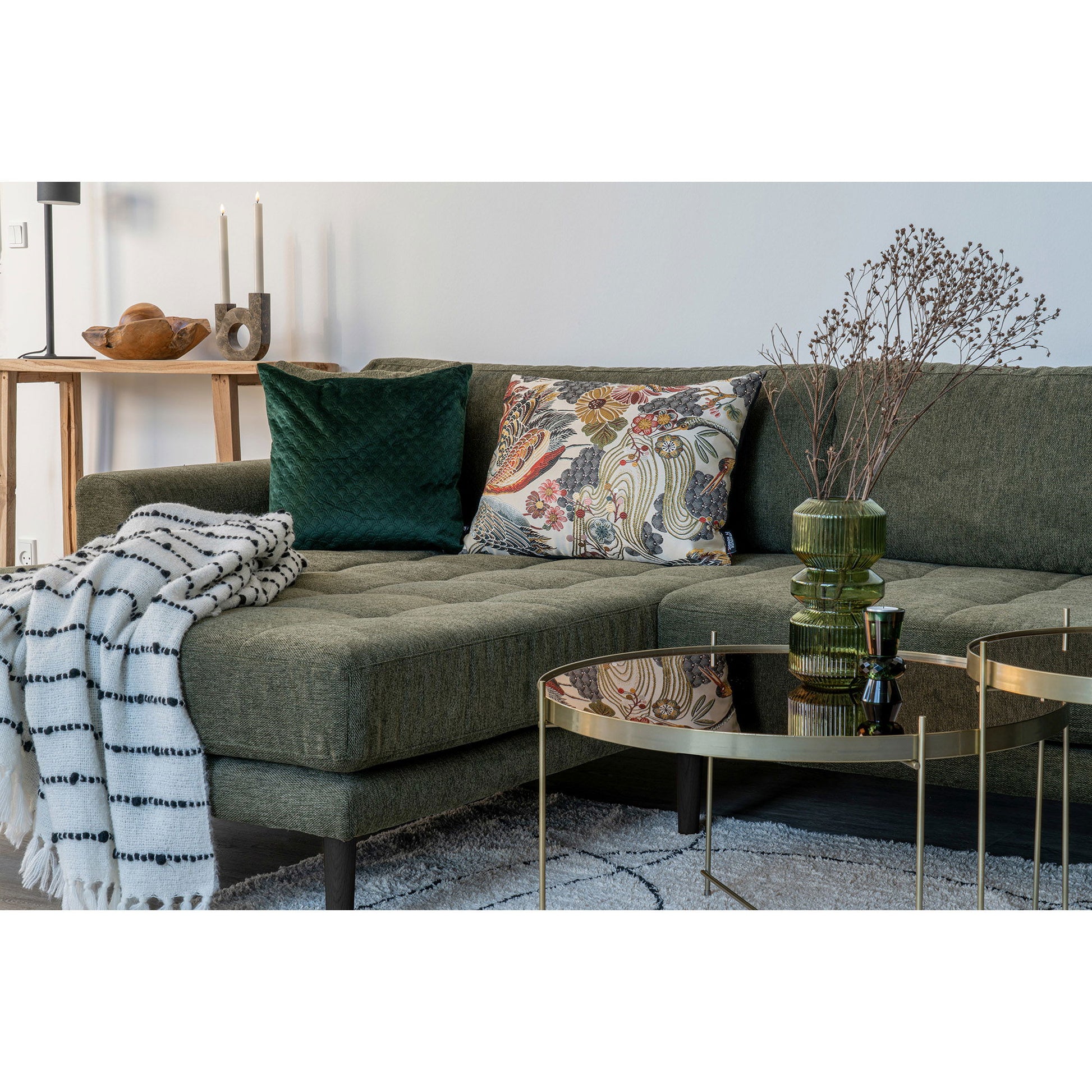 Canapea lounge, orientare stanga, culoare verde masliniu, cu 4 perne si picioare din lemn negru, in living