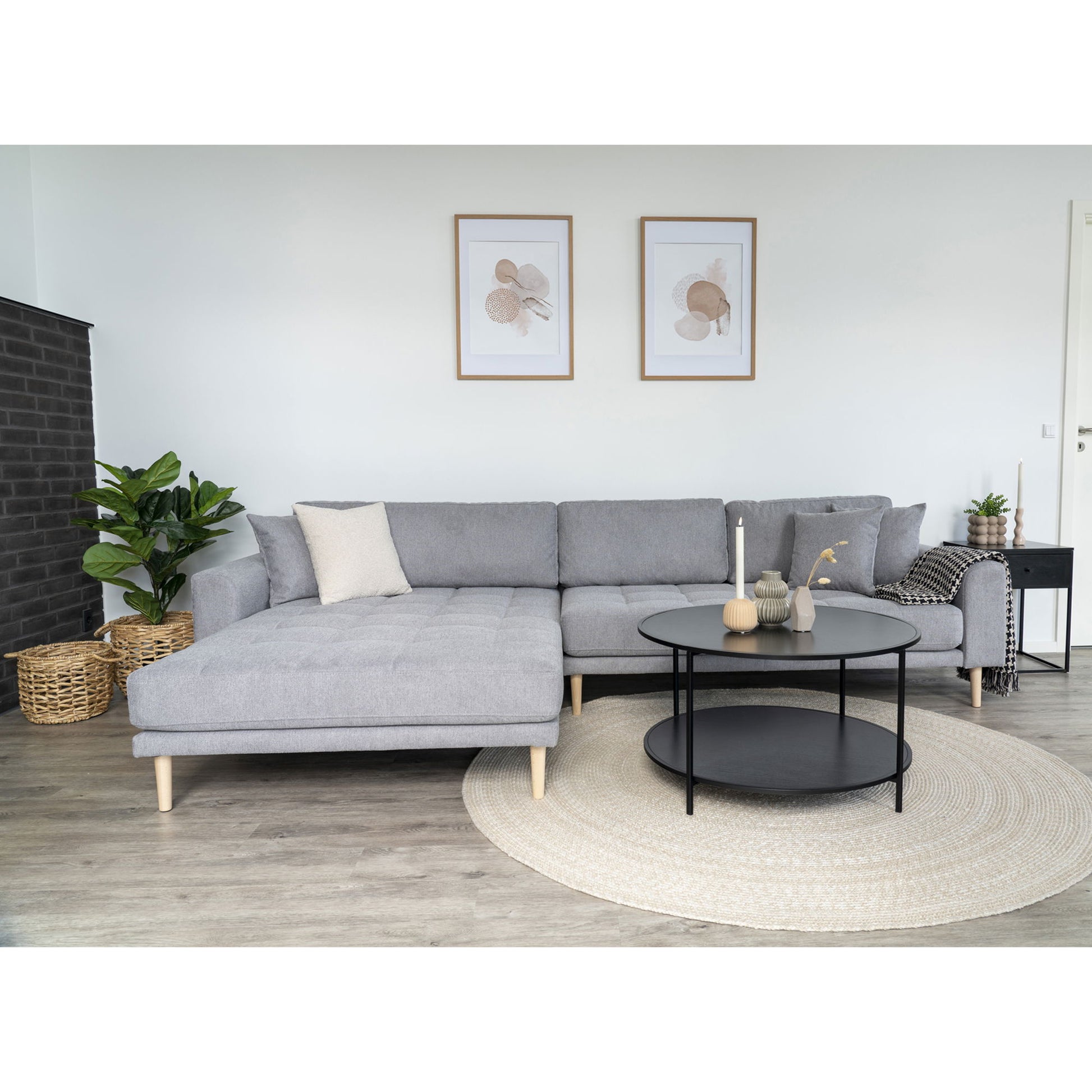 Canapea lounge, orientare stanga, gri deschis, cu 4 perne si picioare din lemn natur, in living 
