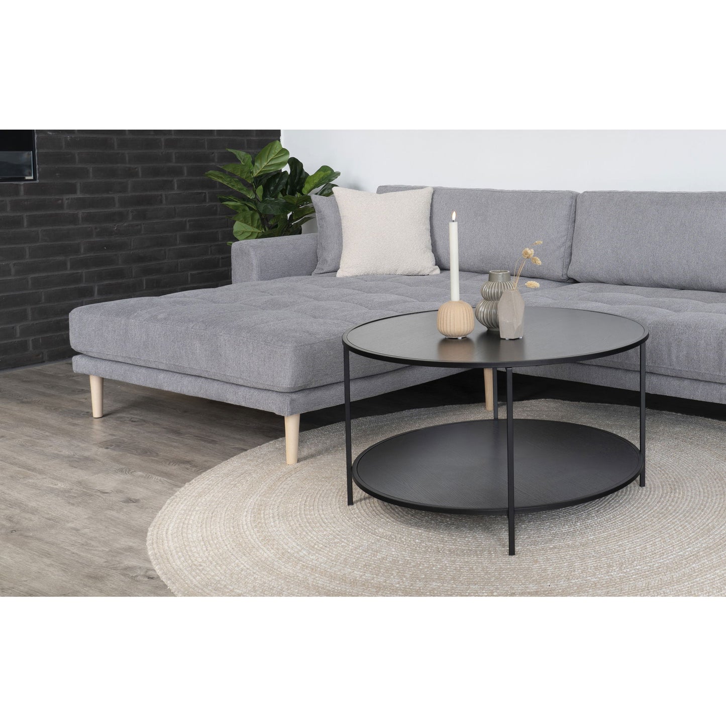 Canapea lounge, orientare stanga, gri deschis, cu 4 perne si picioare din lemn natur, in living 