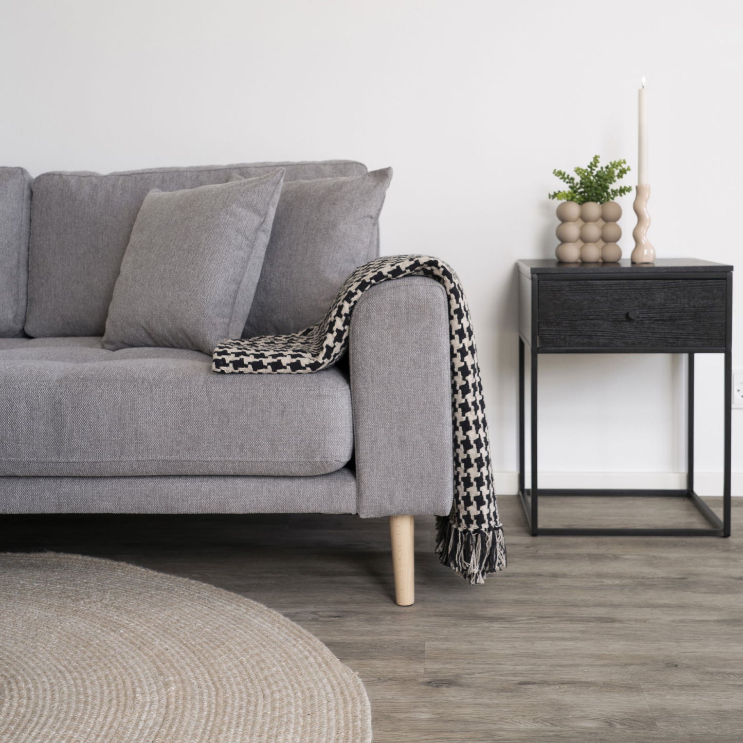 Canapea lounge, orientare stanga, gri deschis, cu 4 perne si picioare din lemn natur, in living 