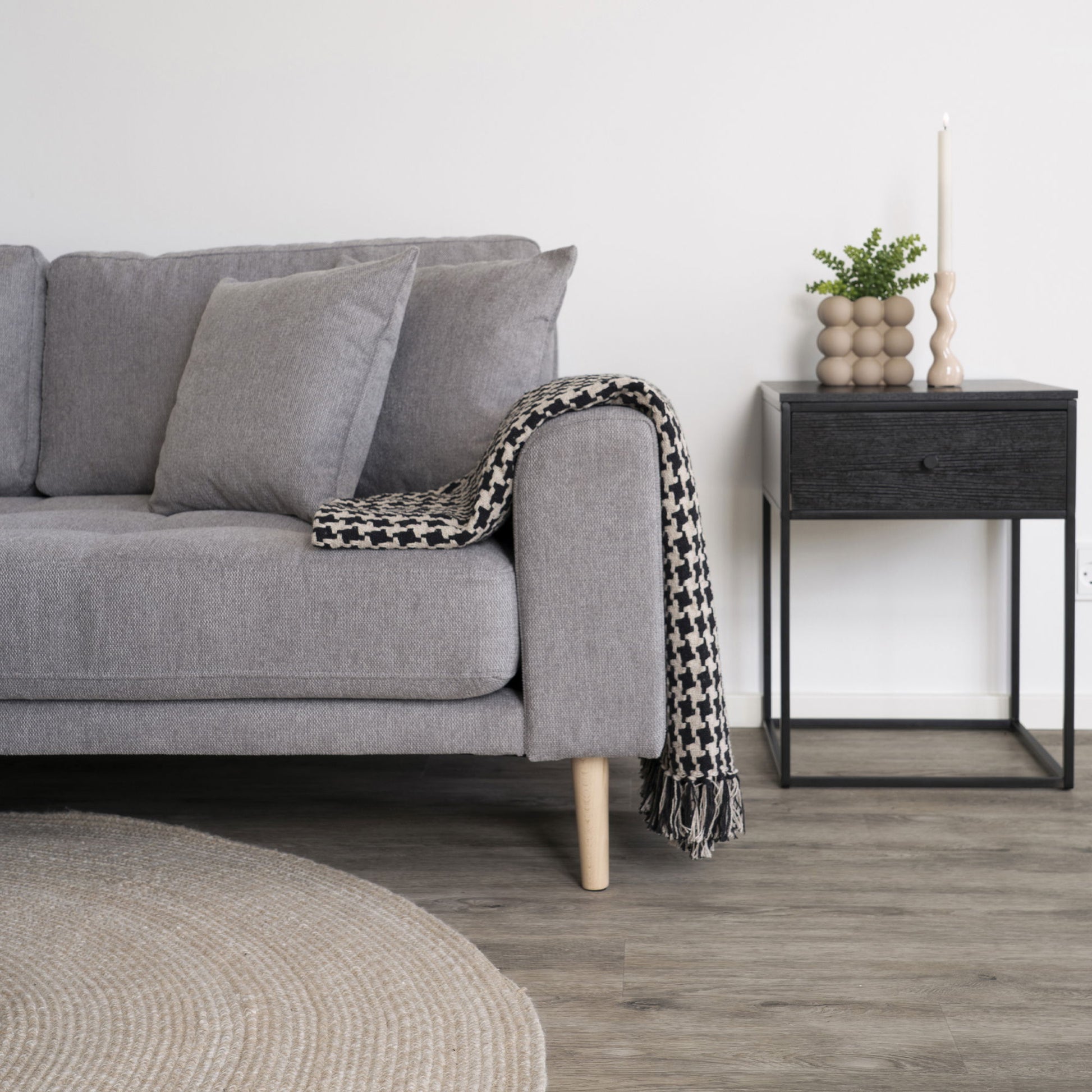 Canapea lounge, orientare stanga, gri deschis, cu 4 perne si picioare din lemn natur, in living 