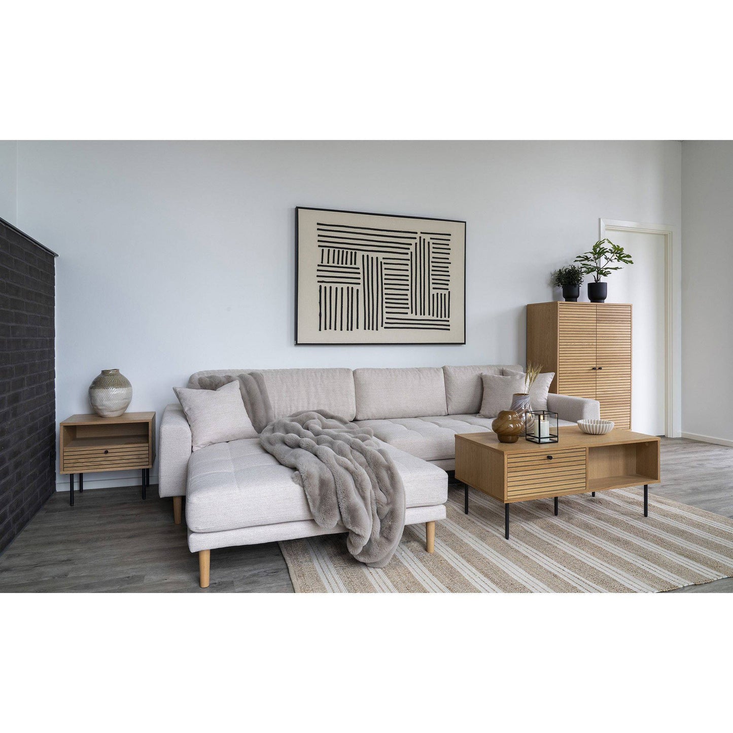 Canapea lounge, orientare stanga, nisipiu, 4 perne, picioare din lemn natur, in living