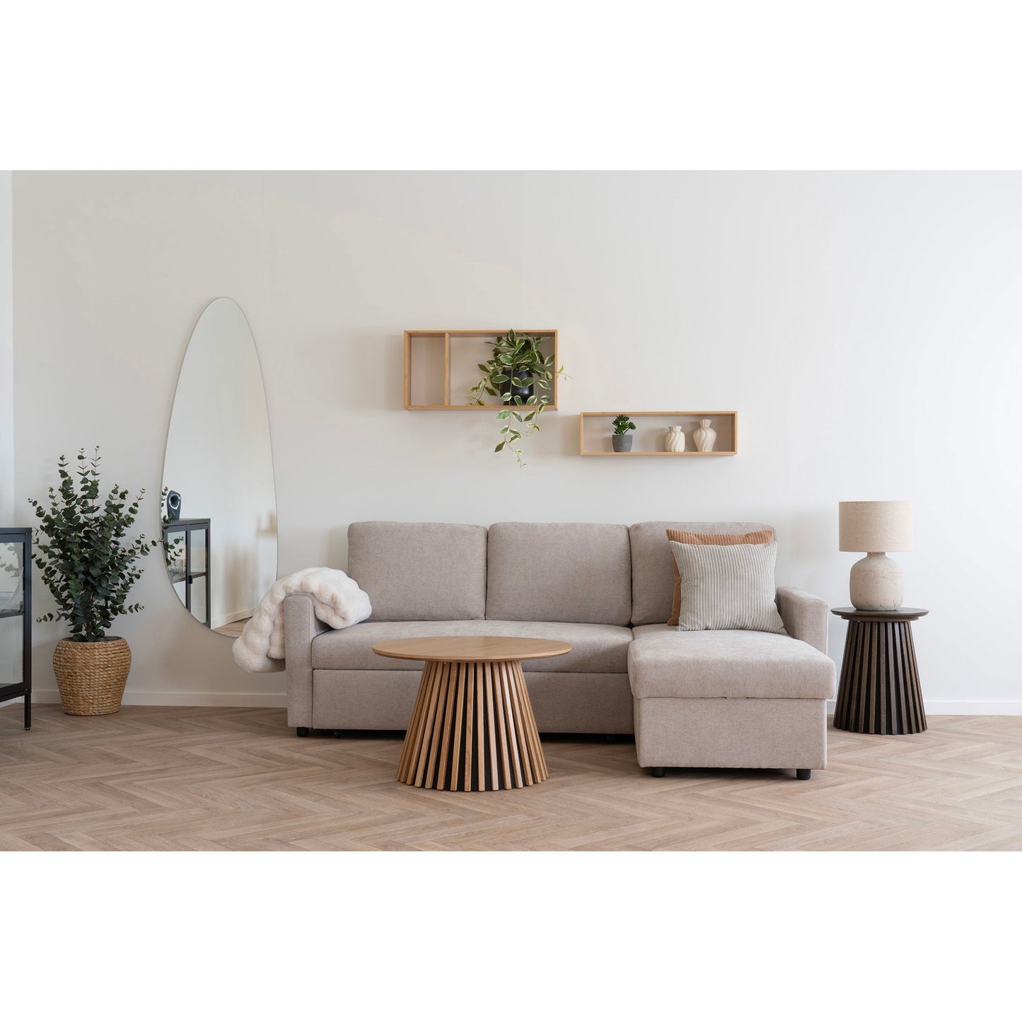 Canapea extensibila cu spatiu depozitare, nisipiu inchis, picioare natur, in living