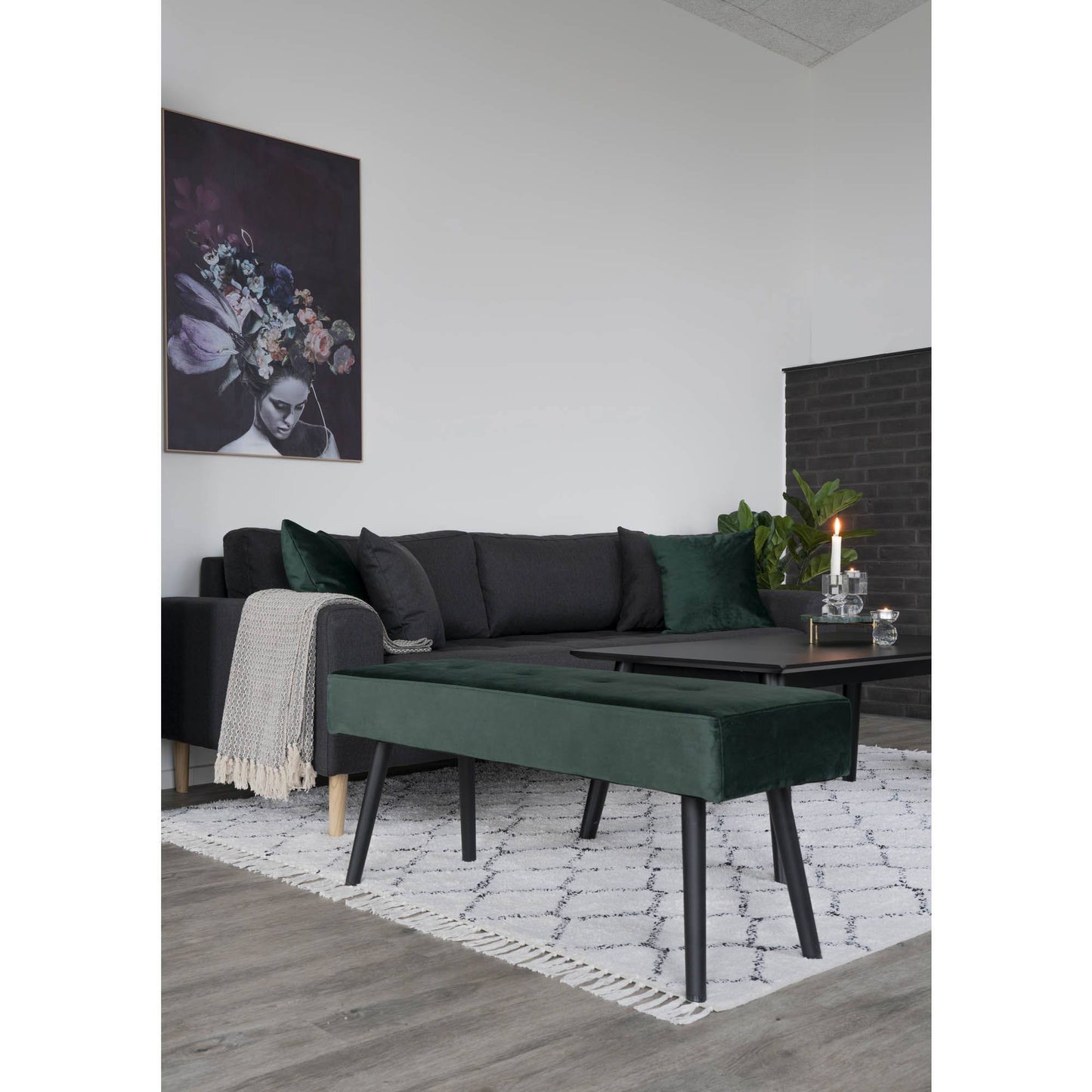 Banca din catifea, verde inchis, picioare negre, in living scandinav