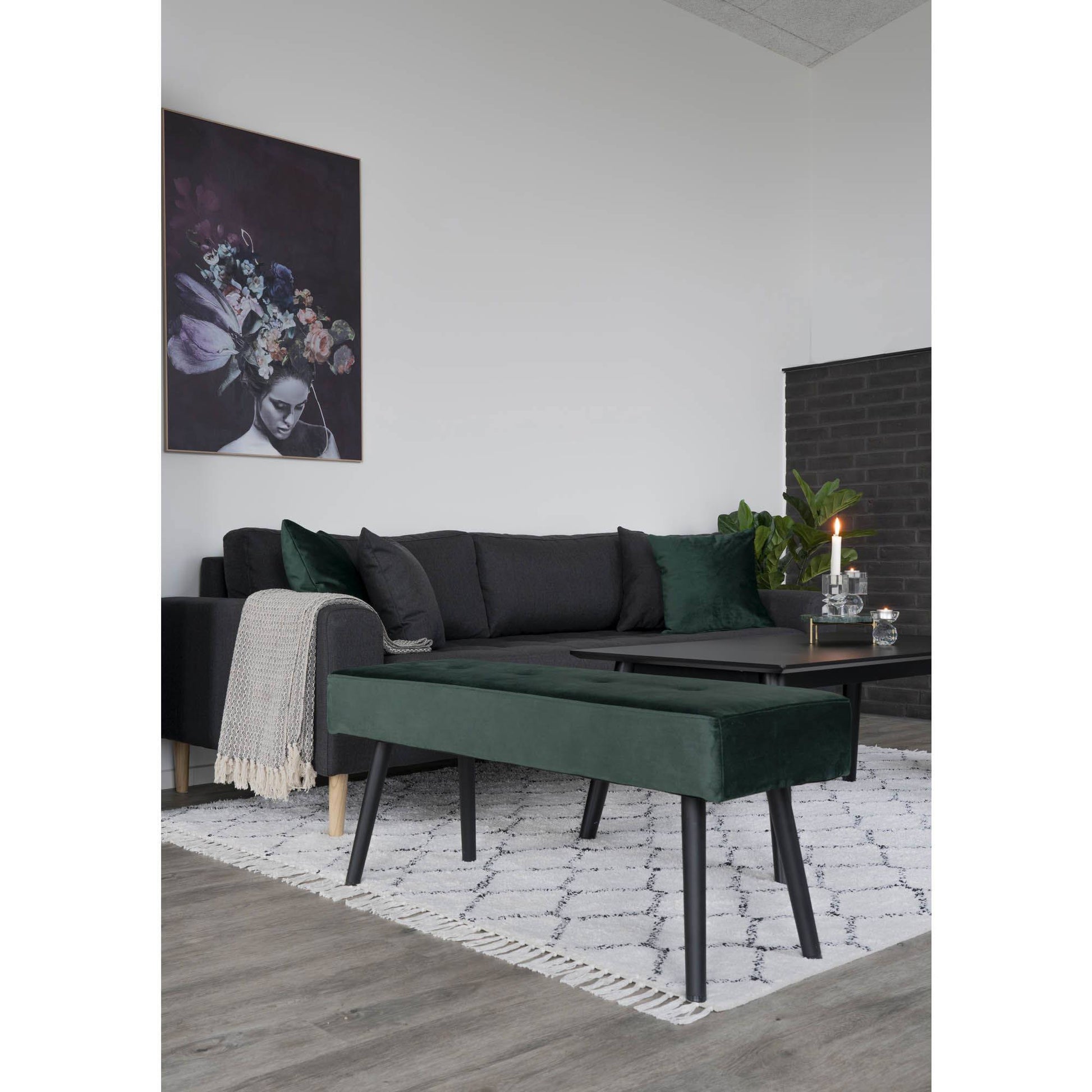 Banca din catifea, verde inchis, picioare negre, in living scandinav