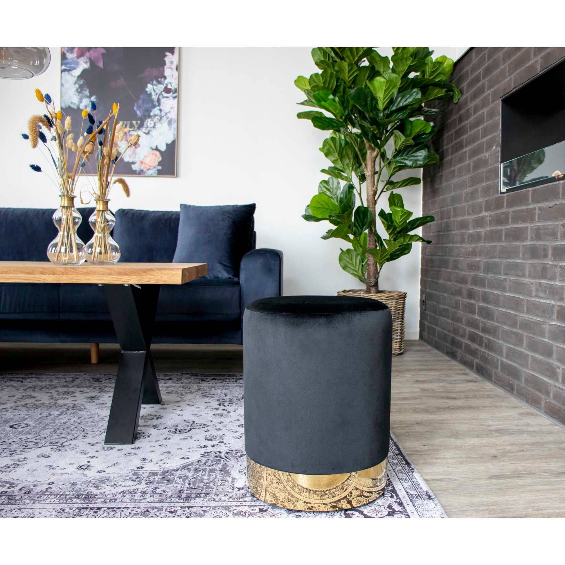 taburet din catifea neagra, cu baza cu aspect de alama, in living