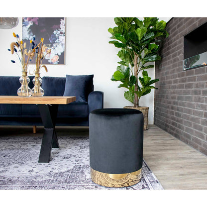 taburet din catifea neagra, cu baza cu aspect de alama, in living