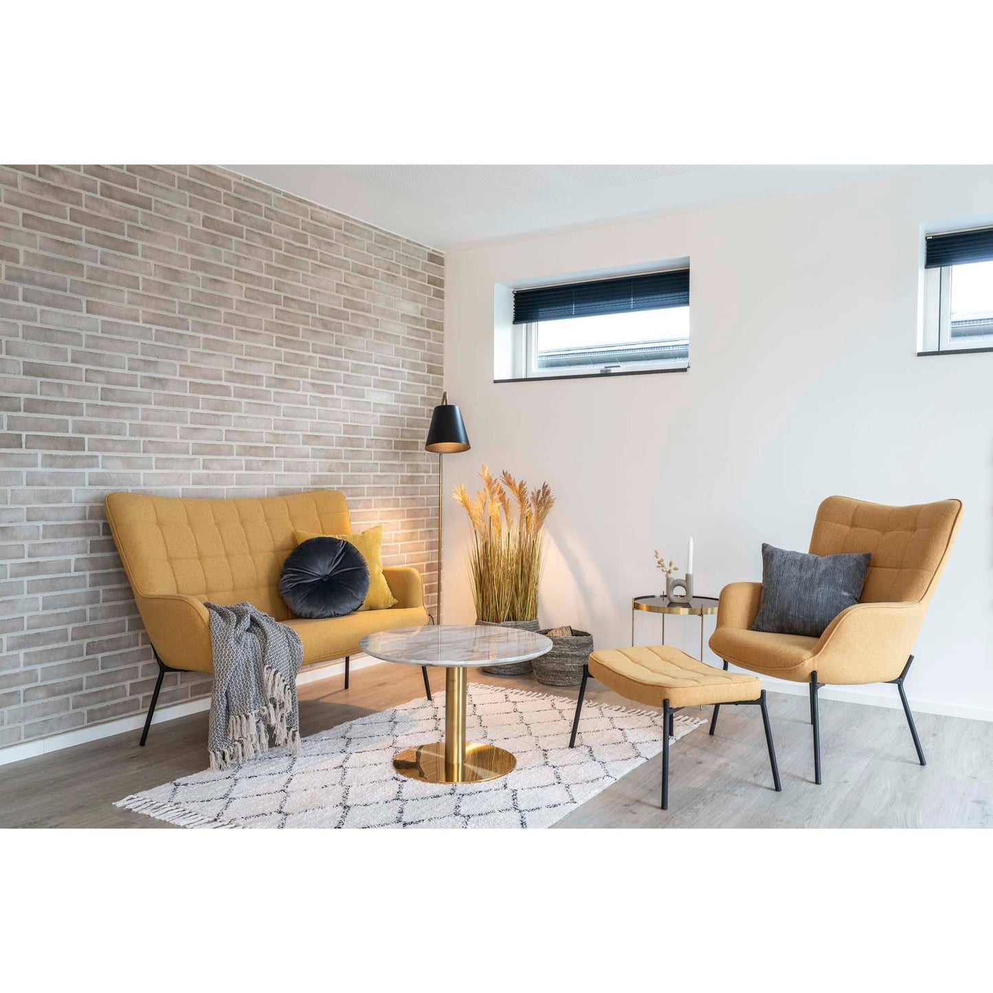 Masuta de cafea, blat cu aspect de marmura, baza cu aspect de alama, in living