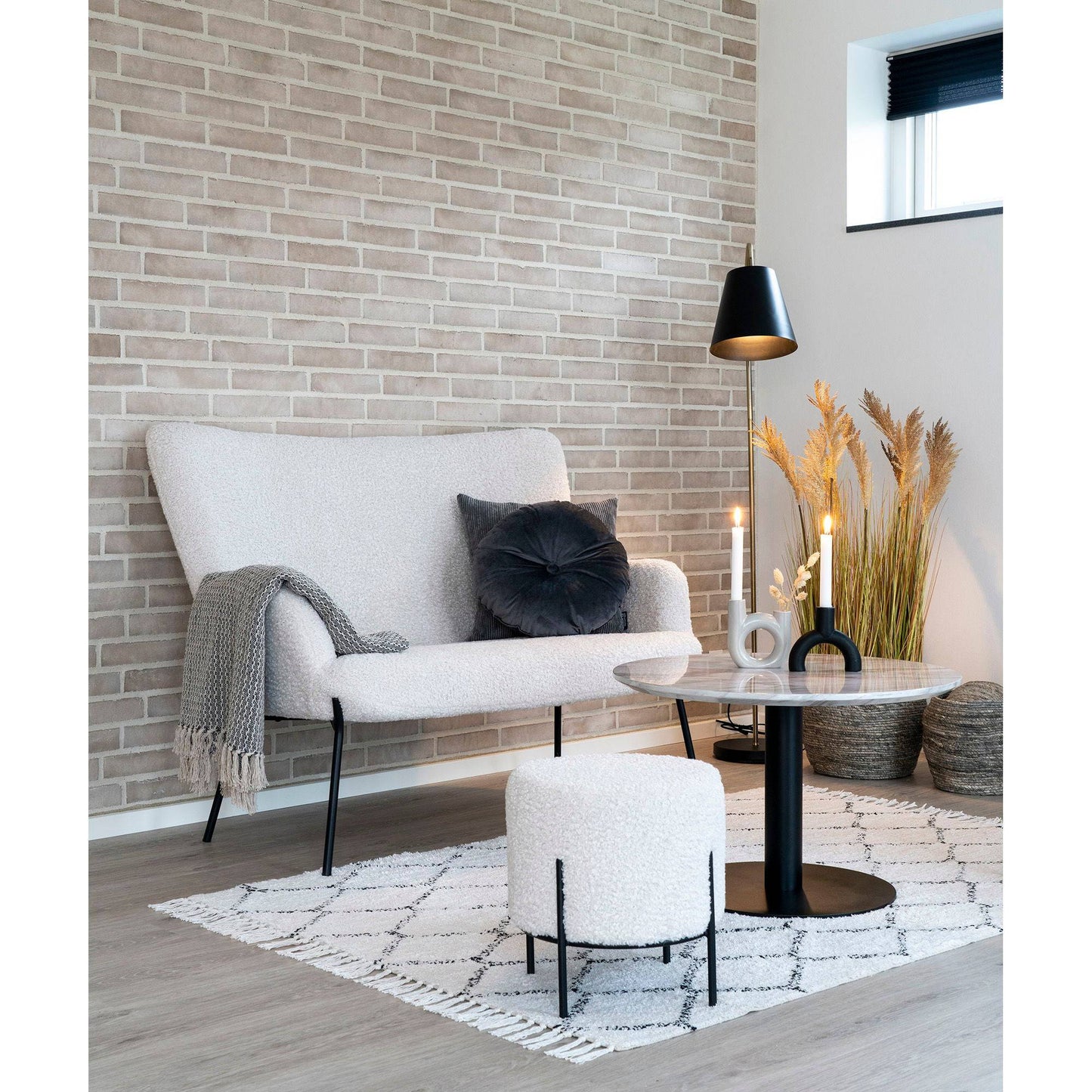 Masuta de cafea, cu blat cu aspect de marmura alba si baza neagra, in living