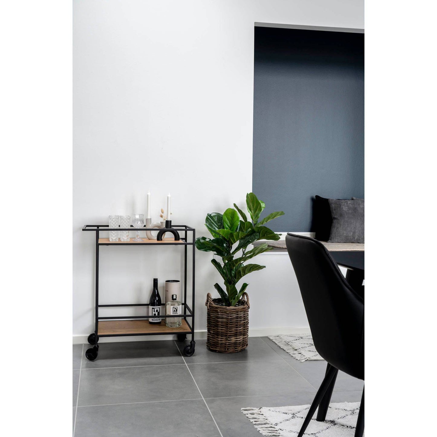 Carucior de bar cu 2 rafturi, cu aspect de stejar si rama neagra, in living