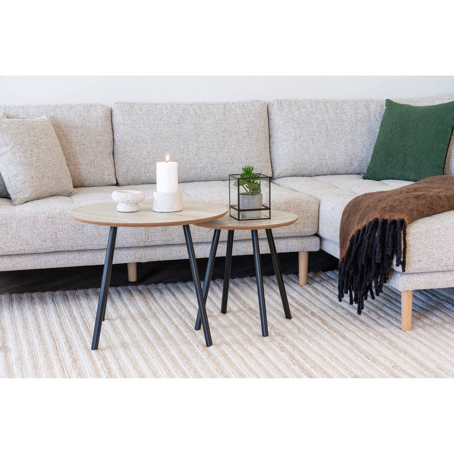  Masuta de cafea cu aspect de travertin si picioare negre, in living