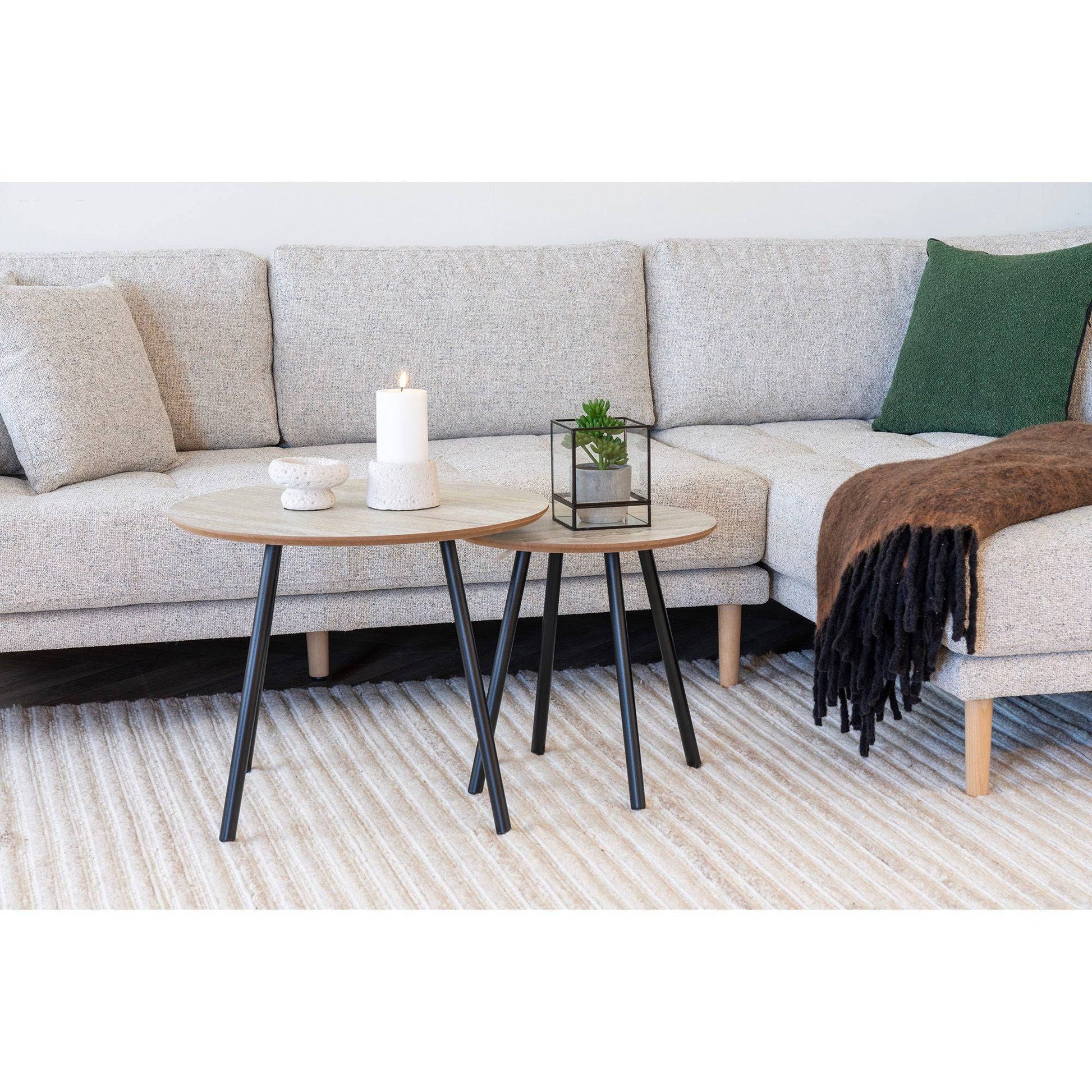  Masuta de cafea cu aspect de travertin si picioare negre, in living
