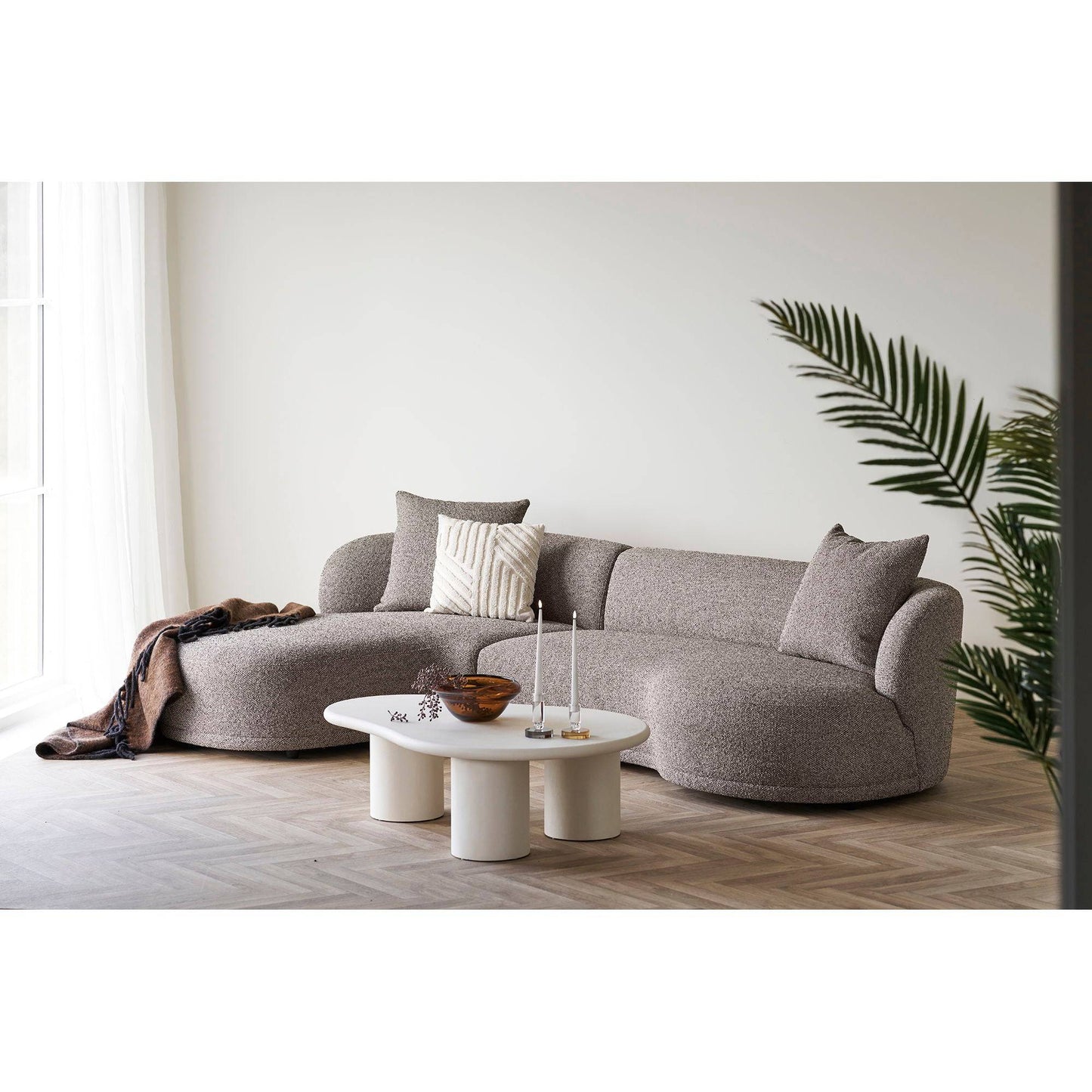 Masuta de cafea cu aspect de ciment, alb inchis, in living