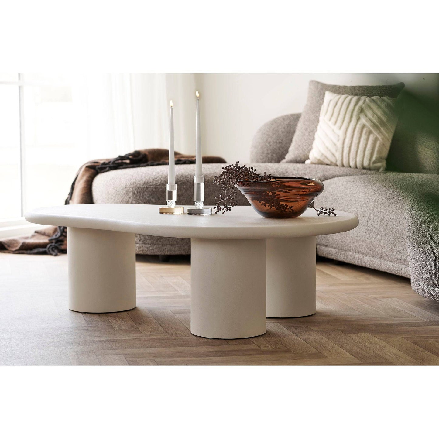 Masuta de cafea cu aspect de ciment, alb inchis, in living