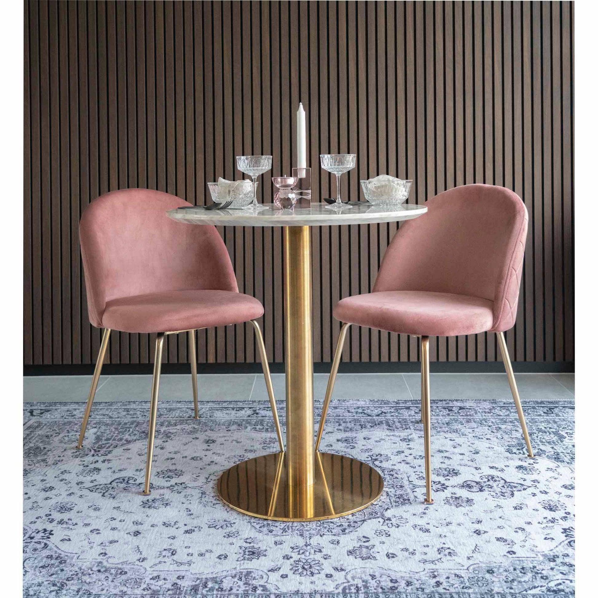 Masa de dining, cu blat cu aspect de marmura, baza cu aspect alama, in living