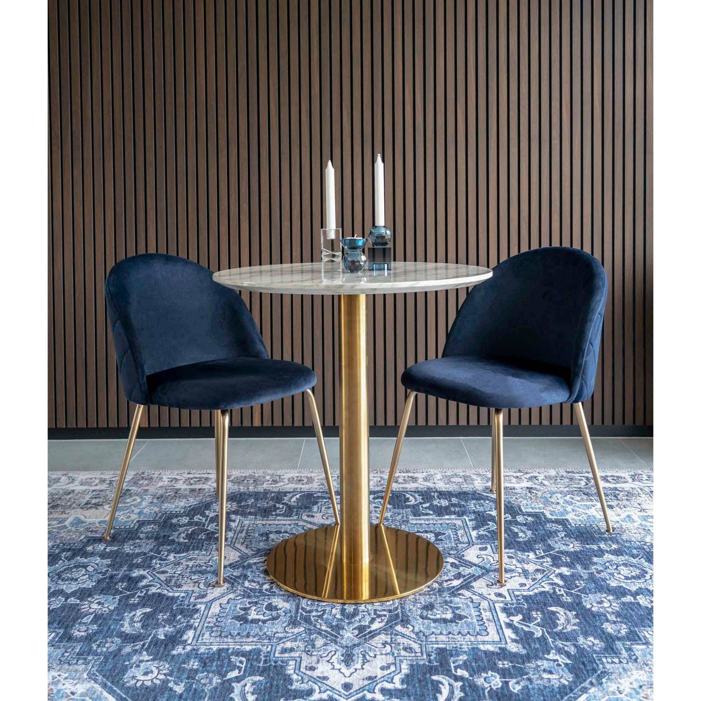 Masa de dining, cu blat cu aspect de marmura, baza cu aspect alama, in living