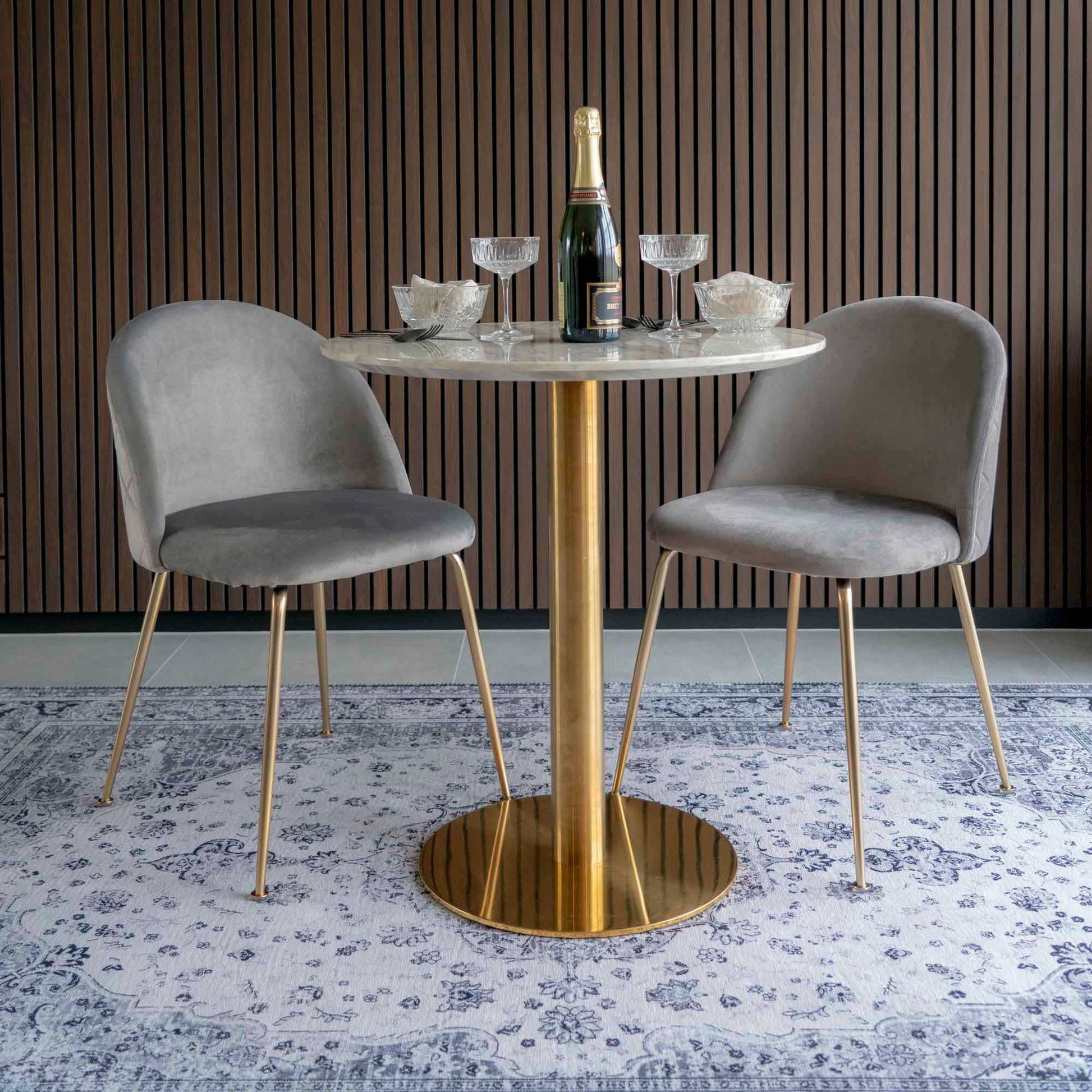 Masa de dining, cu blat cu aspect de marmura, baza cu aspect alama, in living